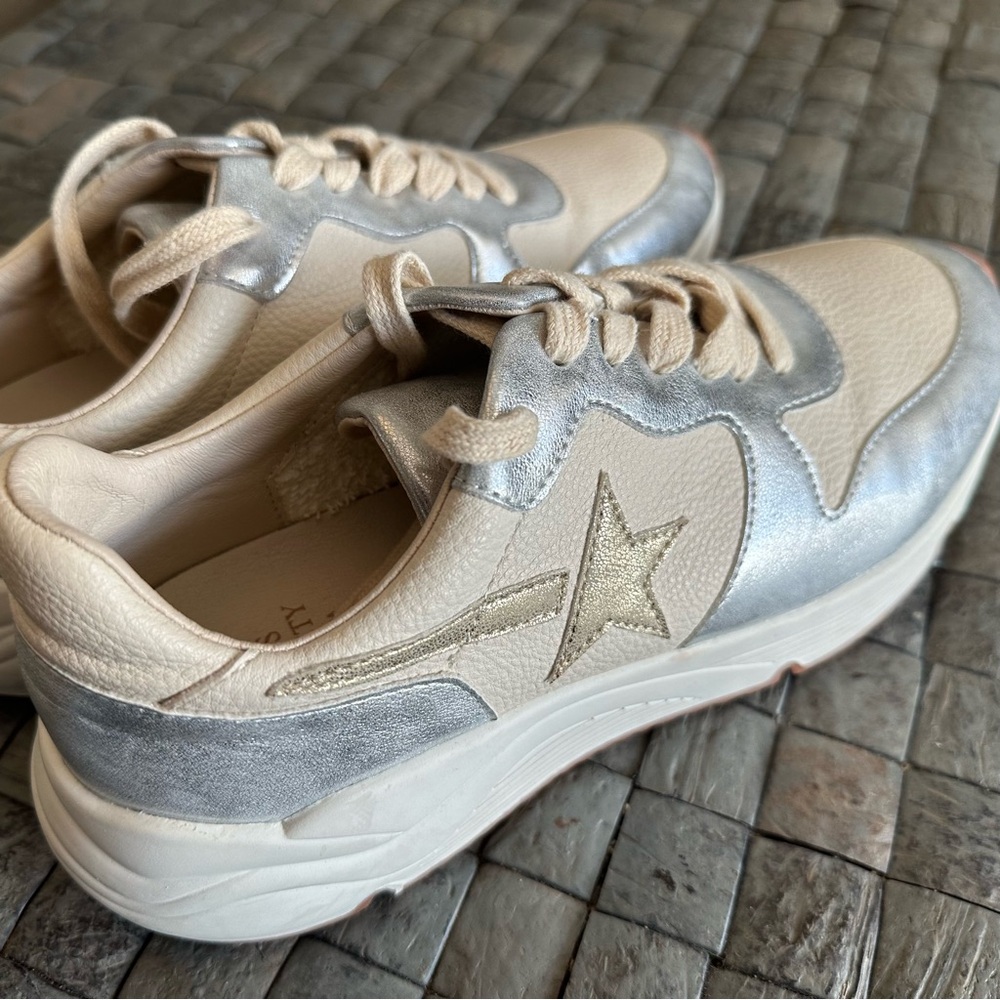 Oasis Society THE KAITLYN sneaker tennis shoes Size 7.5 Shooting Star - Picture 7 of 8